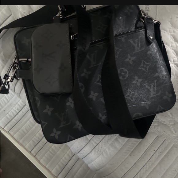 Louis Vuitton trio messenger bag good condition leather and nice - Picture 2 of 11